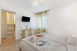 Family Apartment, Multiple Bedrooms (Thomas's House) | 3 bedrooms, iron/ironing board, free WiFi, bed sheets