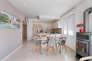 Family Apartment, Multiple Bedrooms (Thomas's House) | Private kitchen | Fridge, microwave, oven, stovetop - Thomas's House (Riva del Garda)