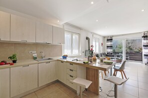 Appartamento familiare, camere multiple (Thomas's House) | Cucina privata | Frigorifero, microonde, forno, piano cottura