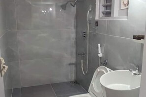 Ducha, bidé, toallas y jabón