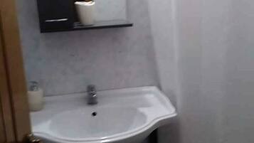 Serviettes fournies, savon, papier toilette