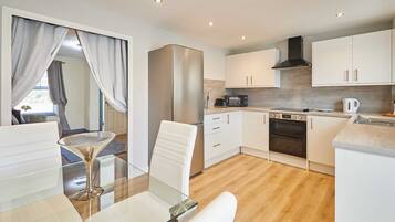 House | 3 bedrooms, desk