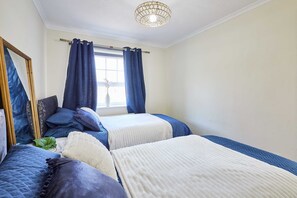 House | 3 bedrooms, desk - Host Stay Venture Park Villas (Kettering)