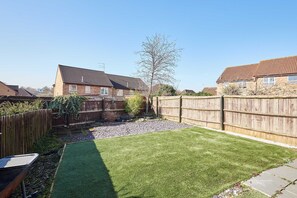 House | 3 bedrooms, desk - Host Stay Venture Park Villas (Kettering)