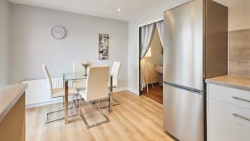 House | 3 bedrooms, desk
