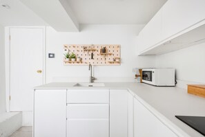 Private kitchen - Central Georgian Townhouse With Free Parking (Bath)
