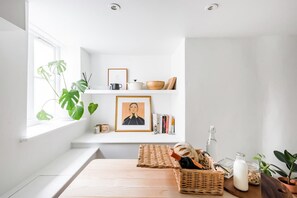 2 bedrooms, Internet - Central Georgian Townhouse With Free Parking (Bath)