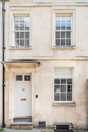 Exterior - Central Georgian Townhouse With Free Parking (Bath)