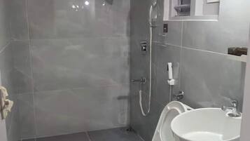 Douche, bidet, serviettes fournies, savon