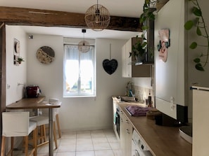 Kühlschrank, Mikrowelle, Ofen, Wasserkocher mit Kaffee-/Teezubehör