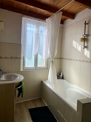 Dusj, hårføner, håndklær og såpe