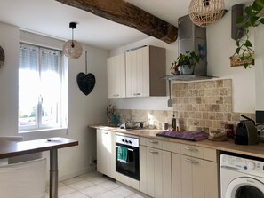 Fridge, microwave, oven, coffee/tea maker