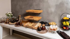 Une table de buffet proposant divers plats et accompagnements.