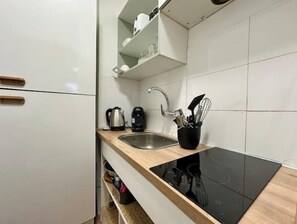 Réfrigérateur, micro-ondes, plaque de cuisson, cafetière/bouilloire