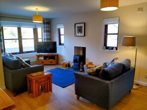 Smart TV, fireplace - Charming two-bedroom pet friendly property with fire (Aviemore)