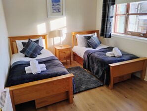 2 bedrooms, iron/ironing board, free WiFi, bed sheets - Charming two-bedroom pet friendly property with fire (Aviemore)