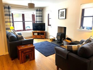 Smart TV, fireplace - Charming two-bedroom pet friendly property with fire (Aviemore)