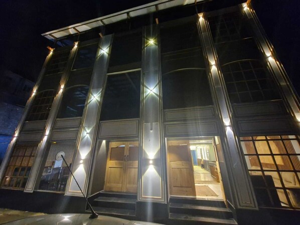 المنشأة من الخارج