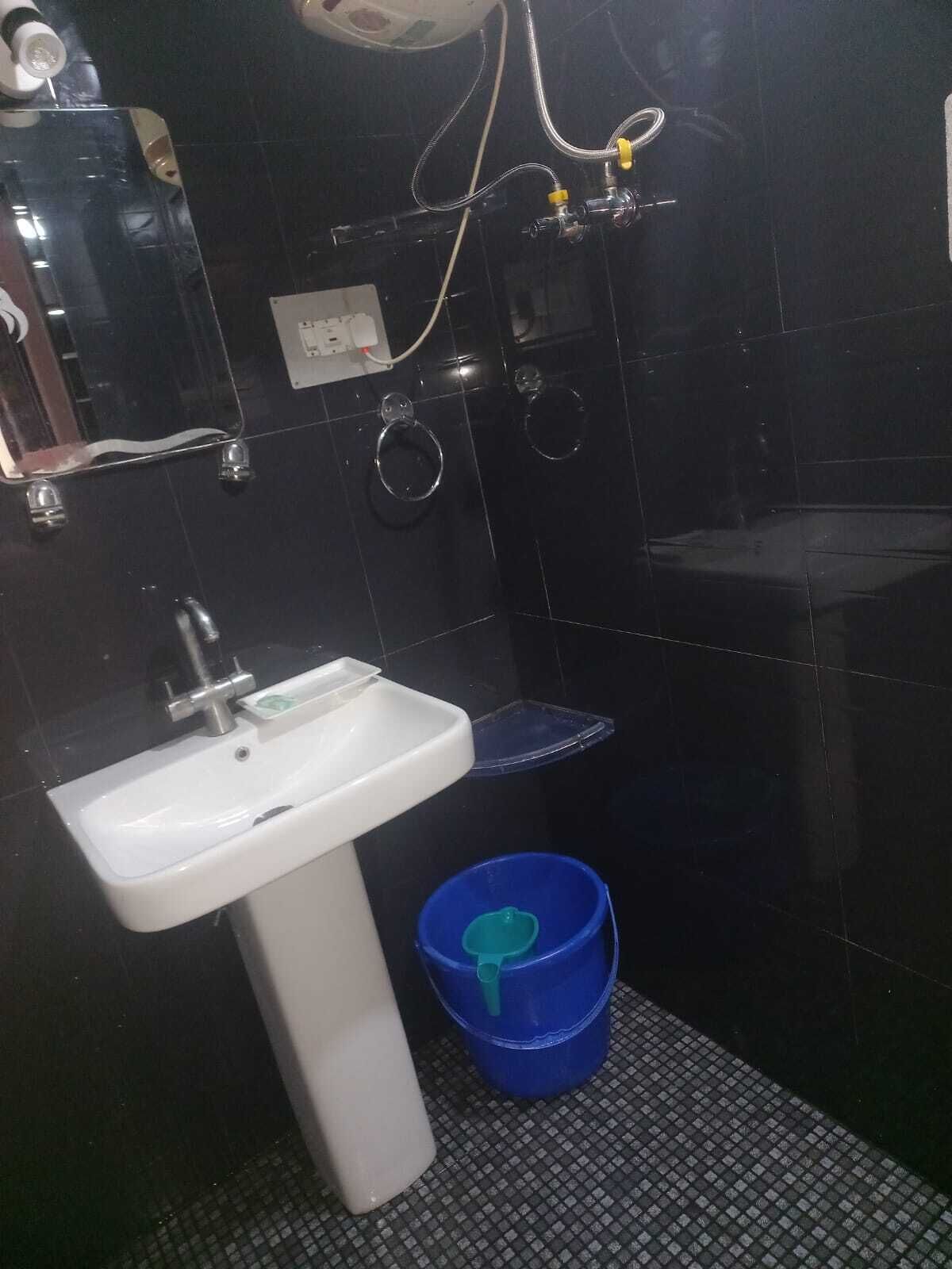 Shower, pengering rambut, handuk, dan sabun