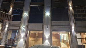 Un edificio con grandes ventanales y una entrada central.