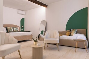 1 habitación, tabla de planchar con plancha y cuna de viaje 
