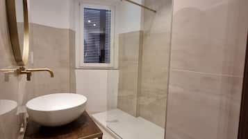 Bruser, hårtørrer, bidet, håndklæder