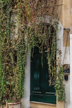 Exterior detail - The Heritage – Sleeps 4, Between Spanish Steps & Trevi, Rinascente View (Unknown)
