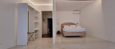 1 quarto, ferros/tábuas de passar roupa, berço de viagem