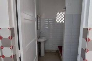 Een douche, handdoeken, zeep, toiletpapier