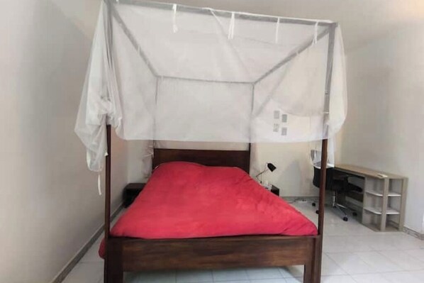 1 slaapkamer, een strijkplank/strijkijzer, wifi, beddengoed