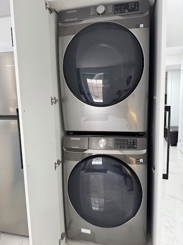 Cozy family room in middle of Richmond Hill.