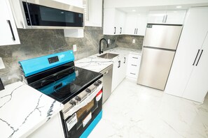 Fridge, microwave, oven, stovetop - Cozy family room in middle of Richmond Hill. (Richmond Hill)