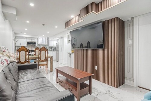 Cozy family room in middle of Richmond Hill.