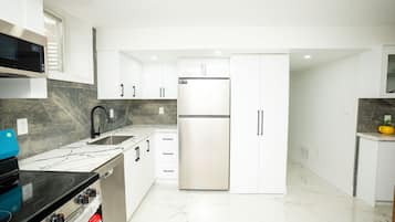 Frigorifero, microonde, forno, piano cottura