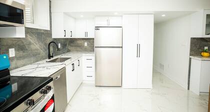 Cozy family room in middle of Richmond Hill.