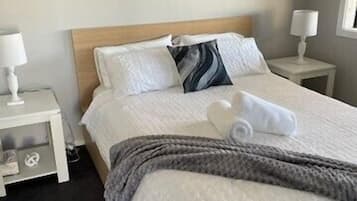 3 habitaciones, tabla de planchar con plancha, wifi y ropa de cama