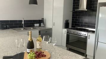 Kjøleskap, mikrobølgeovn, ovn og kokeplater