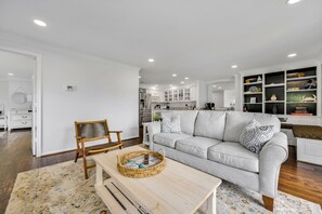 TV connectée, livres, chaîne hi-fi