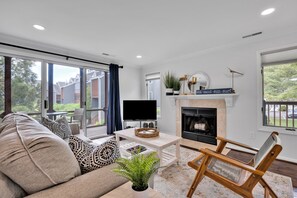 Smart-TV, Bücher, Stereoanlage