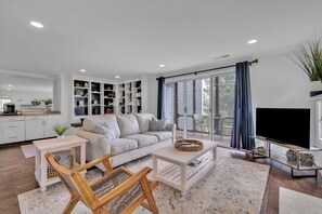 Smart-TV, Bücher, Stereoanlage