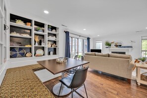 Smart TV, books, stereo - Gorgeous Condo in POOL/TENNIS CMMTY LESS THAN 1 MILE TO REHOBOTH BEACH (Rehoboth Beach)
