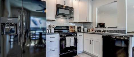 Frigorífic, microones, forn i placa de cuina