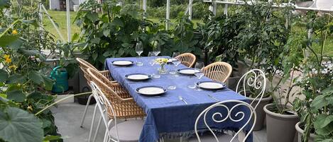 تناول الطعام بالخارج