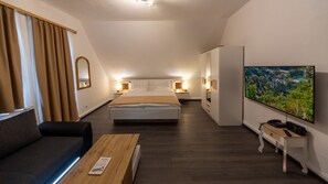 Deluxe Twin kamer, privébadkamer, uitzicht op bergen | 1 slaapkamer, individueel gemeubileerd, een bureau, een laptopwerkplek