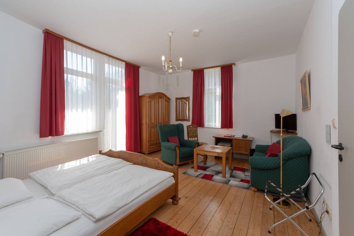 Habitación Confort con 2 camas individuales, baño privado, vistas a la ciudad | Escritorio, espacio para trabajar con un portátil, wifi gratis