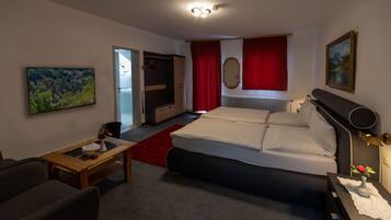 Un dormitorio con una cama, un escritorio, una silla, alfombra roja y un cuadro en la pared.
