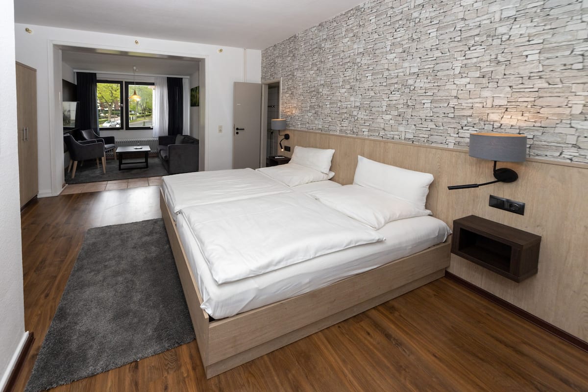 Habitación Deluxe doble, baño privado, vistas a la montaña | 1 dormitorio, mobiliario individual, escritorio