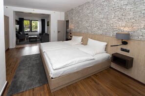 Individuell eingerichtet, Schreibtisch, laptopgeeigneter Arbeitsplatz