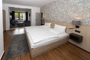 Muebles diferentes, escritorio y espacio para trabajar con laptop