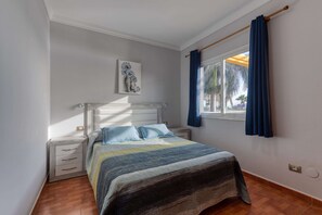 2 chambres, ameublement personnalisé, fer et planche à repasser